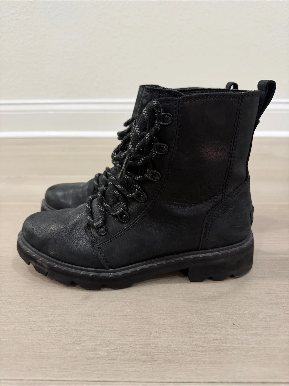 Sorel Women’s Lennox Lace Black Boots - like new! Size 7.5